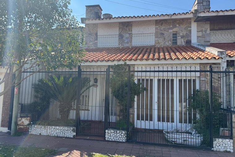 TEMPERLEY  3580  -  CASA 4 DORMITORIOS CON COCHERA  -
