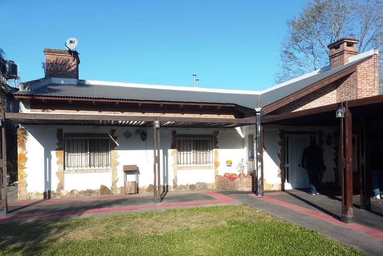 CASA CON PILETA EN FUNES