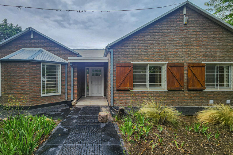 Casa de 3 dormitorios con quincho, jardín y pileta en Aldea Fisherton