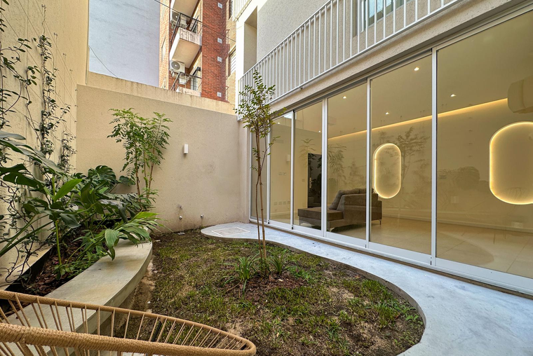 Casa de pasillo con 3 dormitorios, 4 baños, patio, terraza y quincho con pileta