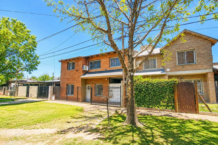 Venta casa 3 dormitorios 2 baños cochera pasante pileta quincho y parrilla