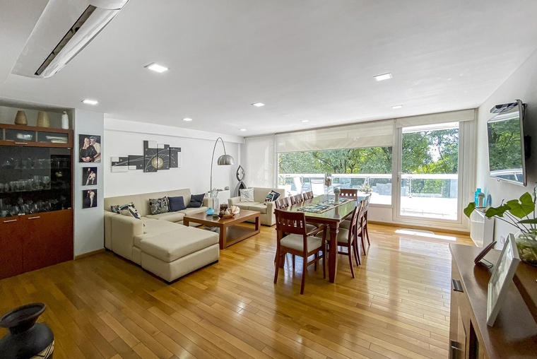 Depatamento de 2 dormitorios con parrillero, cochera y amenities