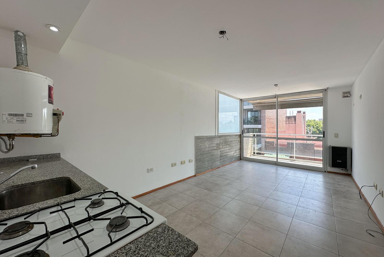 Departamento monoambiente con balcón al frente en Lourdes