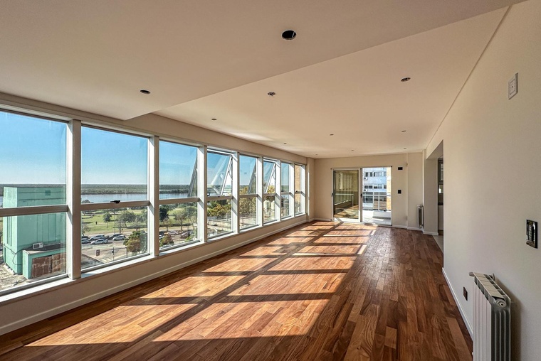 Departamento de 3 dormitorios con 2 cocheras y vista al río