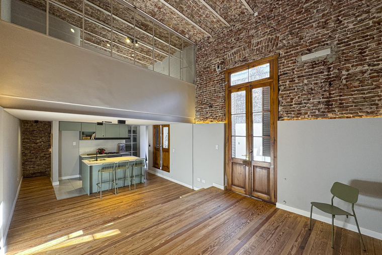 Casa de pasillo con 2 dormitorios, escritorio, patio y terraza con parrilla