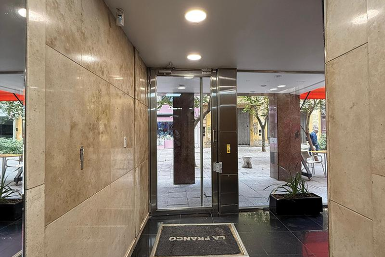 CORDOBA 836. Oficina 50 m2. Recepción. 2 privados. Buen estado.