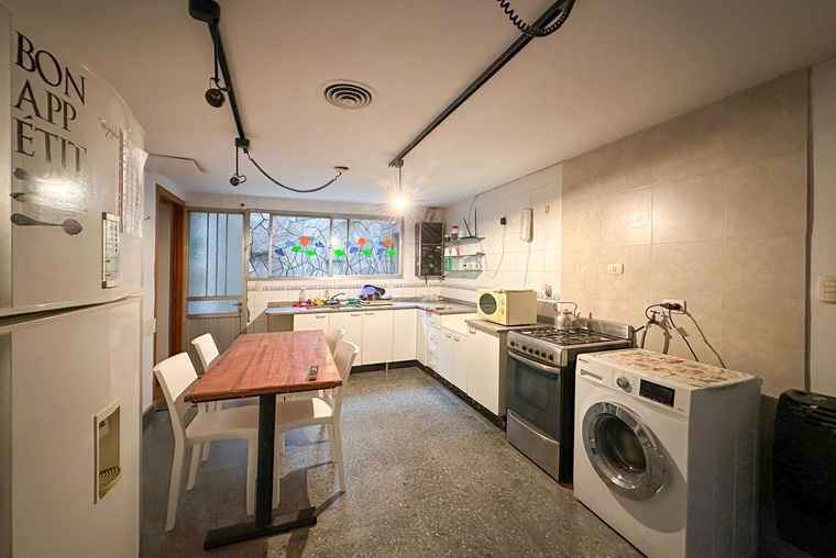 Casa de 6 dormitorios con pileta y 2 cocheras