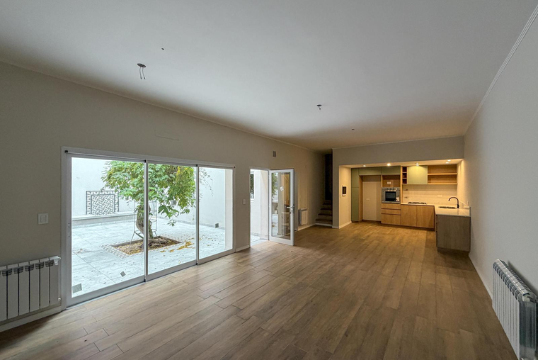 Casa de pasillo único con 3 dormitorios, patio y terraza a estrenar