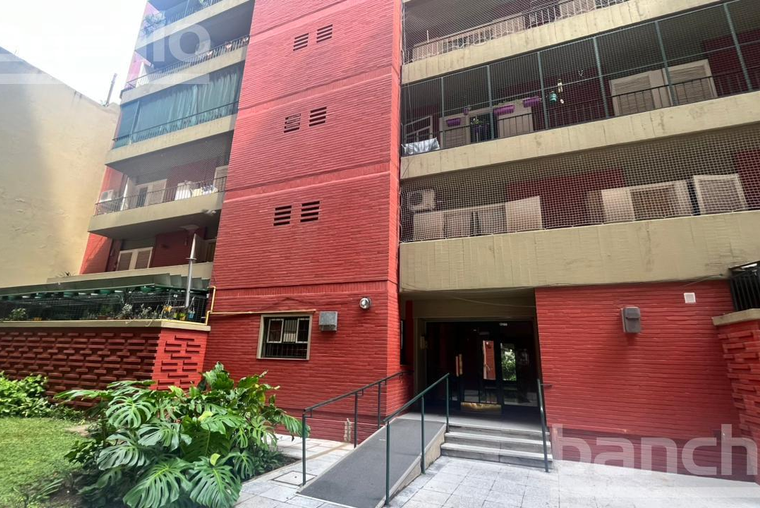 Sarmiento 450. 3 dormitorio más comodín. 2 baños. Living. Estar. Balcón corrido. Muy Amplio.