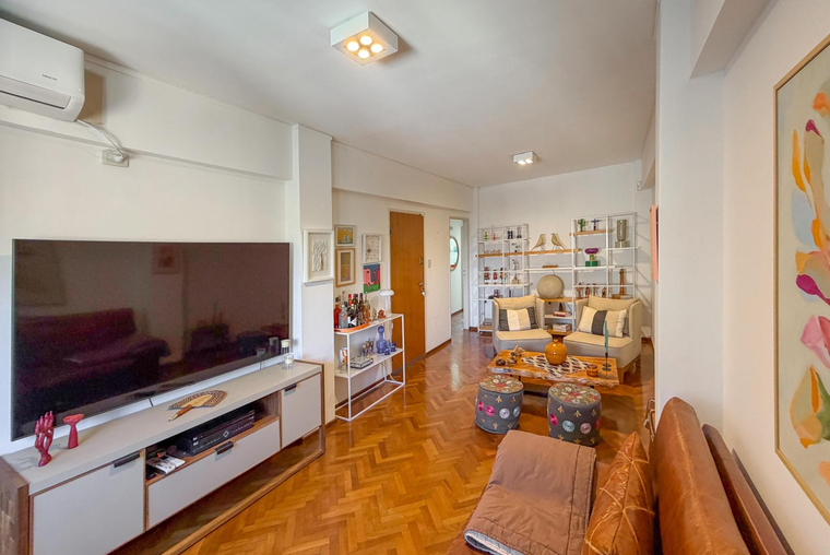 Departamento de 2 dormitorios amplio con cocina separada a metros de Bv. Oroño