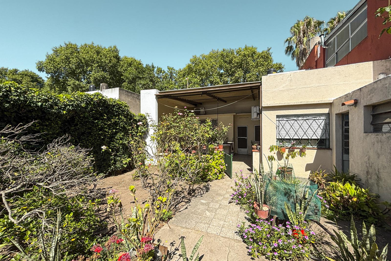 Casa de 3 dormitorios con cochera y gran jardín en barrio Parque