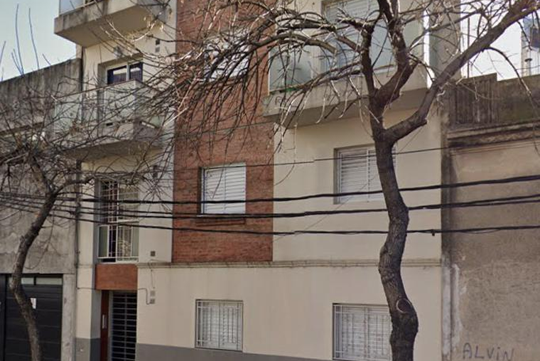 BROWN 2800. 2º Piso escalera. Cocina integrada. Terraza con parrillero común.