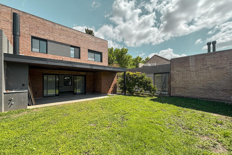 Casa de 3 dormitorios con parrillero y gran pileta a estrenar en Fisherton