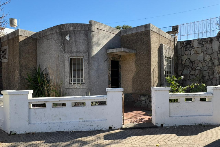 CASA DE 2 DORMITORIOS VENTA PATIO Y TERRAZA BARRIO SARMIENTO ROSARIO