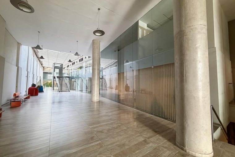 CORDOBA 645. 85 m2. Planta alta. Ascensor. Vigilancia 24 horas. Sala reunión. 2 baños. Cochera.