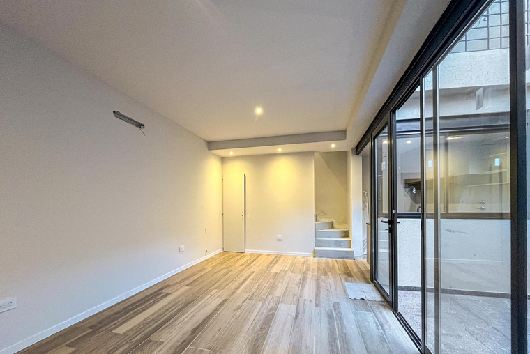 Casa de pasillo con 1 dormitorio, patio, terraza y parrillero a estrenar
