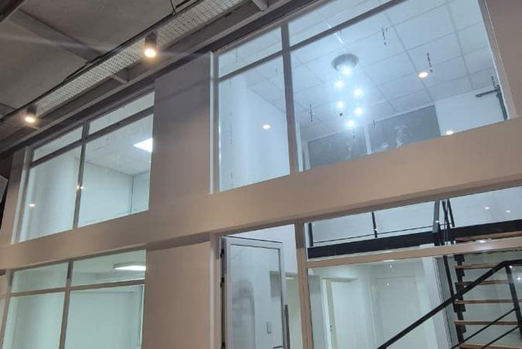 Ideal Profesionales / Estudios. Rioja 1100. 2 plantas. 84 m2. 6 oficinas. Kitchenette. Patio.