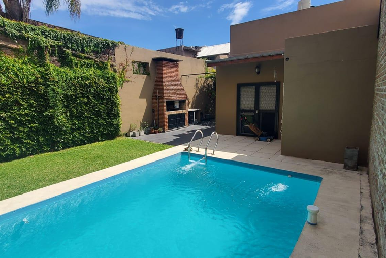 Casa en venta 2 dormitorios Rosario Echesortu - Patio y Pileta