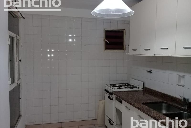 Sarmiento 400. Contrafrente con balcón. Baño en suite.