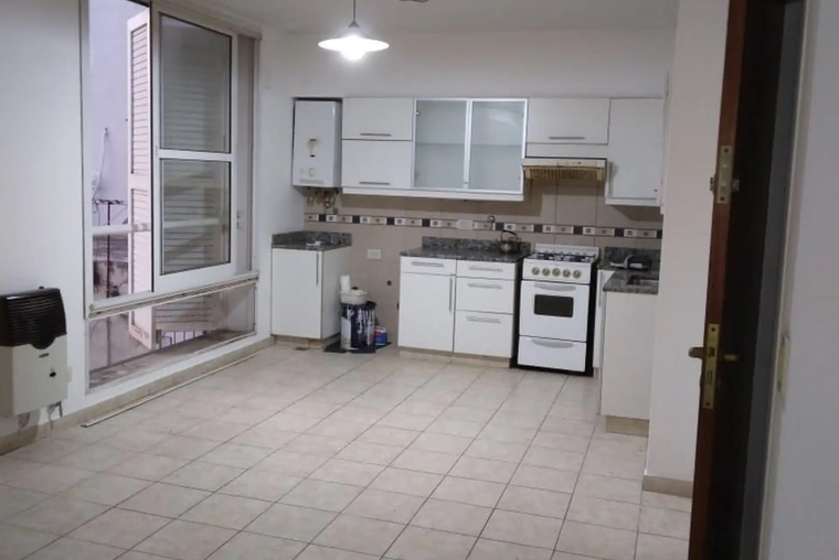 Alem 1800. Escalera. Interno. Living comedor. Cocina integrada.