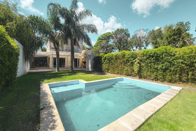 Casa de 3 dormitorios con cocheras, pilera y jardín en el corazon de Fisherton
