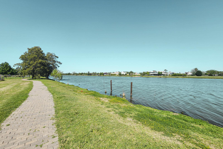 Terreno con fondo al lago en la mejor zona de Puerto Roldan
