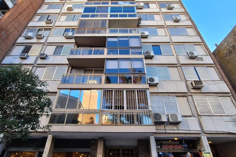 Laprida 1400. Contrafrente. Living comedor. Cocina. Baño en suite. Cochera.