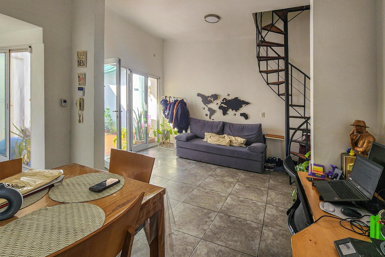 Casa de pasillo con 2 dormitorios y patio en Abasto