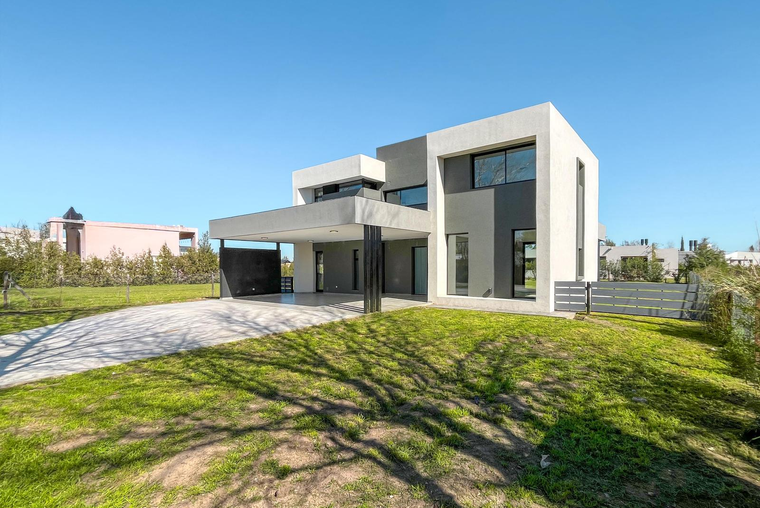 Casa de 3 dormitorios con parillero y pileta a estrenar