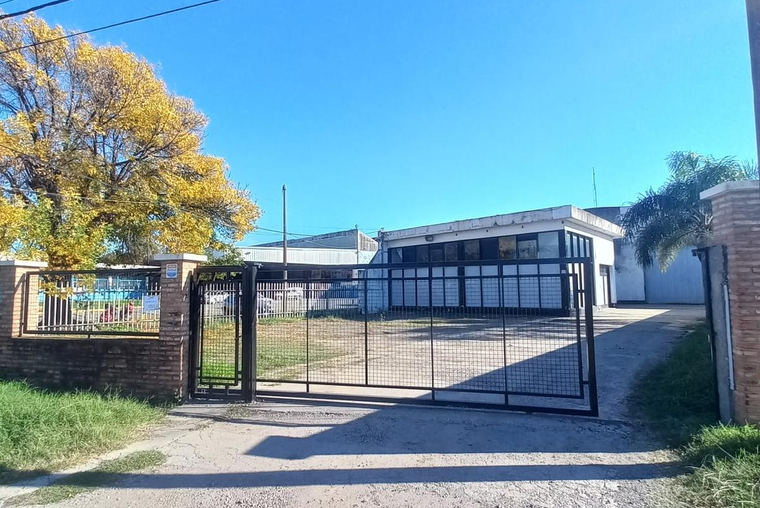 Av. Eva Perón 7500. Galpón, al frente. 600 m2. 2 baños.