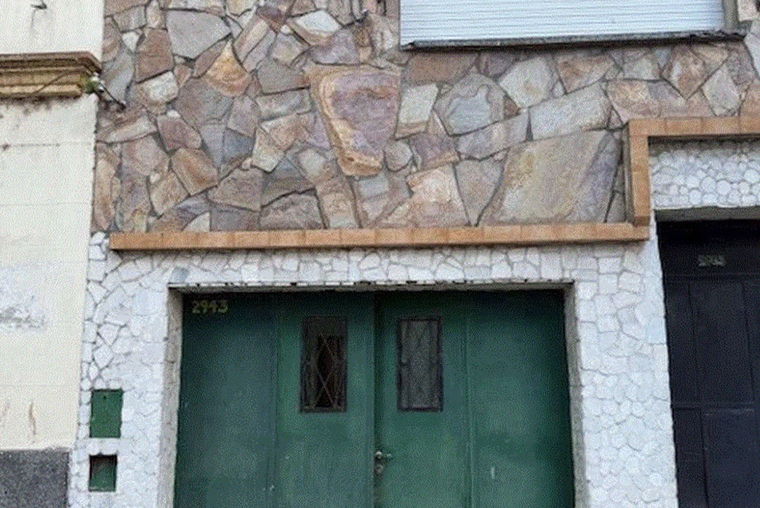 Riobamba 2900. Pasillo. Cochera. Ideal reciclar. Patio cubierto. Cocina separada. Lavadero.