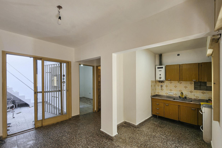 Casa de pasillo con 1 dormitorio, patio y terraza exclusiva