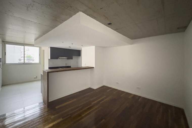 Departamento de 1 dormitorio al frente con gran balcón en el centro