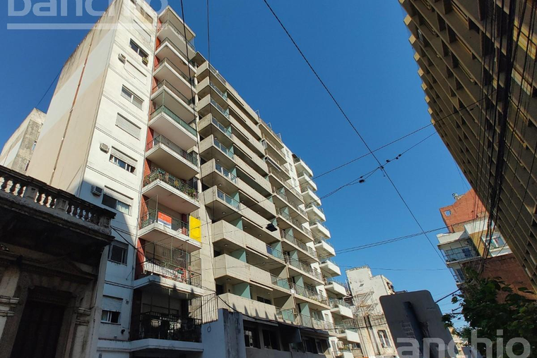 BUENOS AIRES 900. Living comedor. Balcón al este. Lavadero. Oficina. 90 m2.