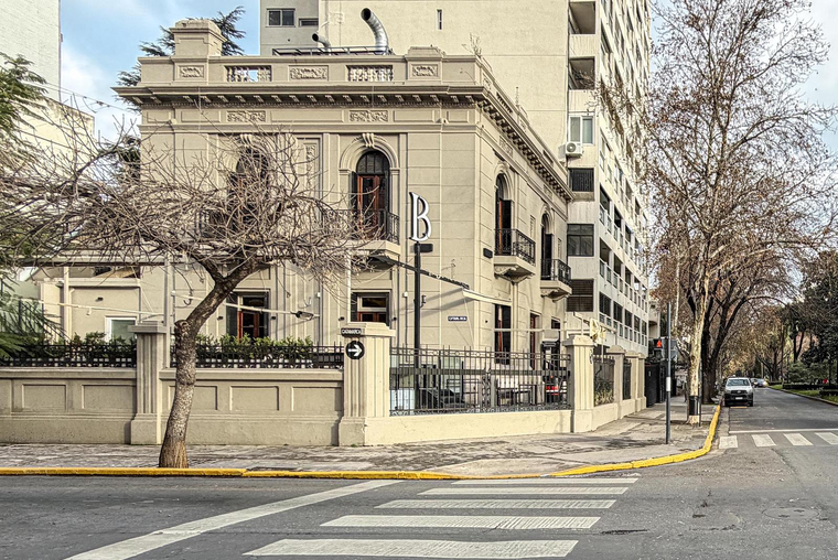 Casona comerical en esquina sobre Boulevard Oroño en Pichincha