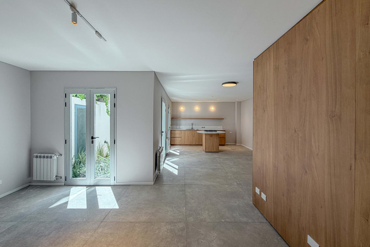 Casa de pasillo a estrenar de 3 dormitorios con jardín y terraza en zona río