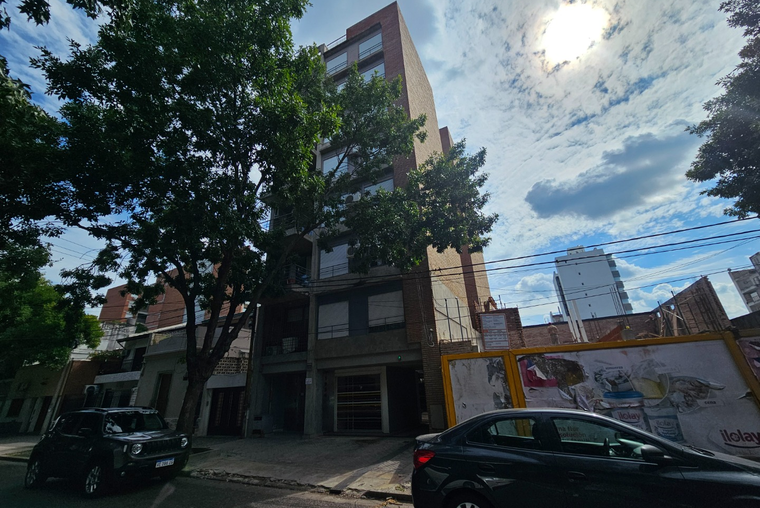 ATENCION. IMPECABLE. Castellanos - San Juan. Loft con divisorio. Balcón. Amplio. Placard.