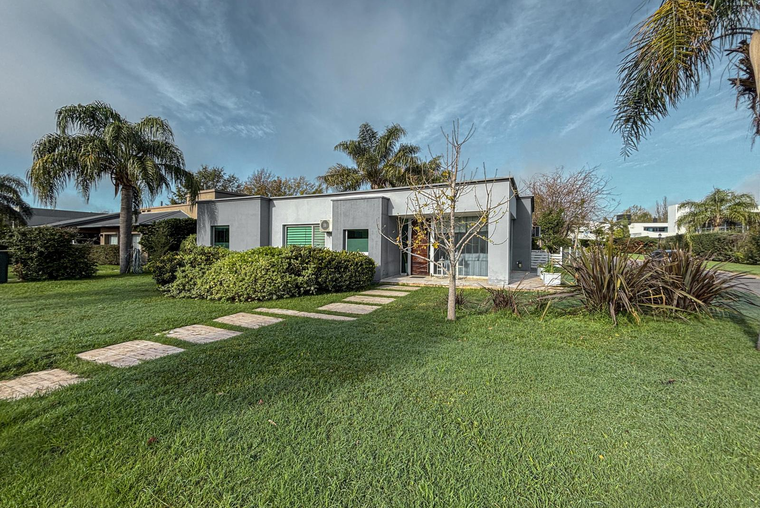 Casa en Funes Hills Cadaqués con gran terreno, pileta y quincho
