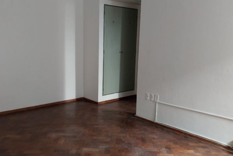 A FARIAS ALQUILA BALCARCE 184