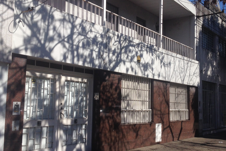 CASA 4  DORMITORIOS,  cochera,  patio desarrollada en dos plantas 27 de Febrero 2000