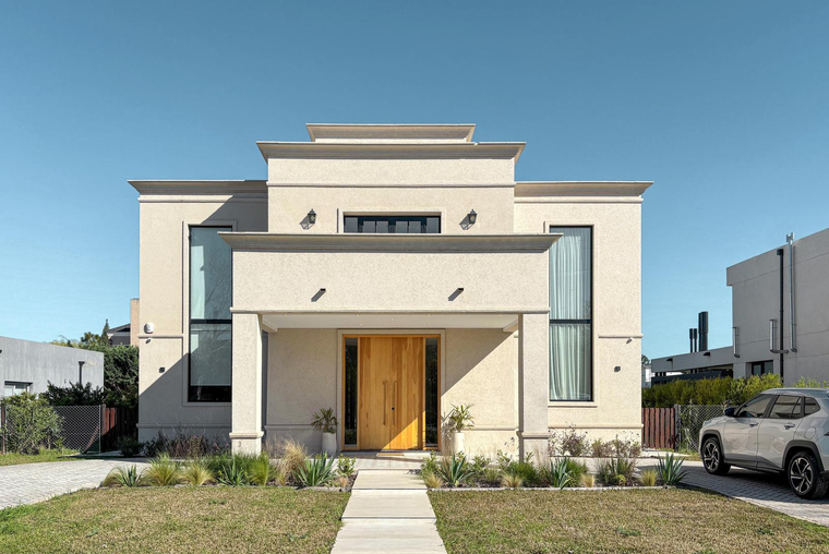 Casa de revista con 3 dormitorios, gran jardín con pileta en Puerto Roldan