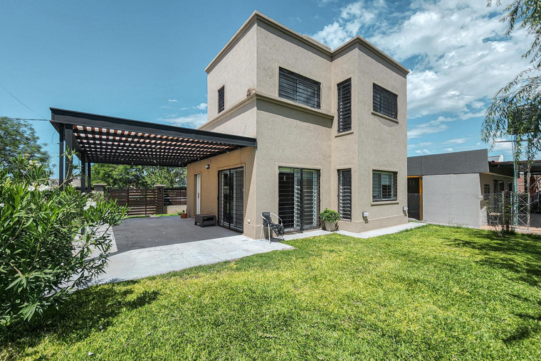 Casa de 2 dormitorios con 2 baños, pileta y galería