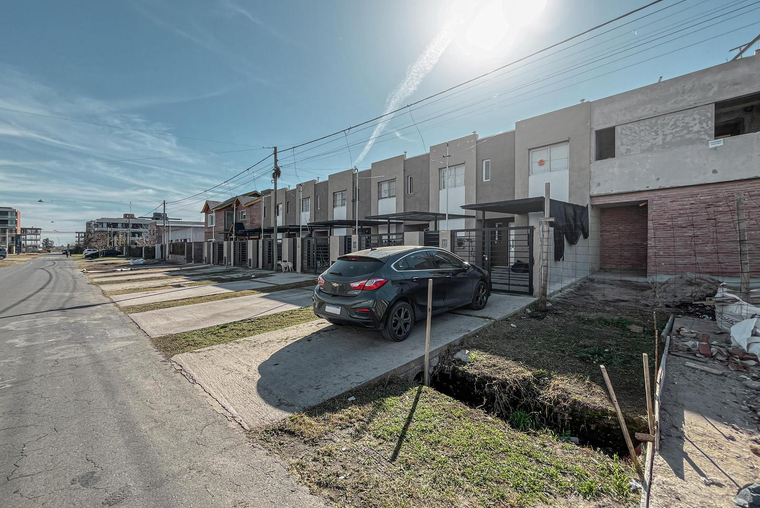 Casa en PH de 3 dormitorios con 2 cocheras, jardín y parrilla en Tierra Nueva