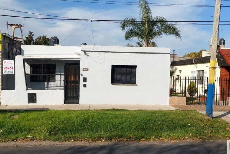 AV. FRANCIA 4800. Patio seco. Jardín. Luminosa. Apta Crédito. (3415056148).