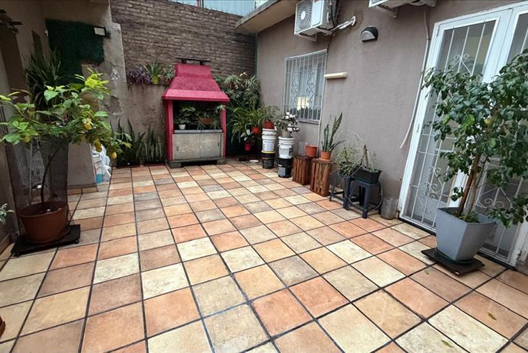 CASA DE 3 DORMITORIOS POR ESCALERA VENTA PATIO Y PARRILLERO EXCLUSIVO ABASTO ROSARIO