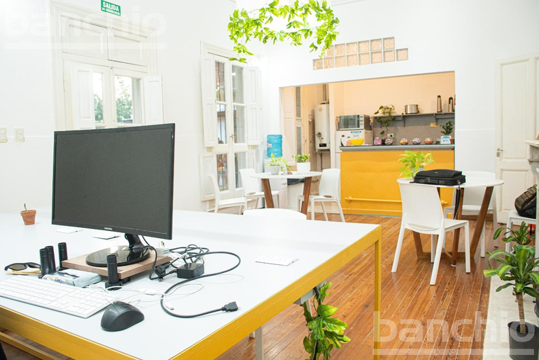 FUNES. CASA USO INSTITUCIONAL. Tomás de la Torre 2000. Sala reuniones. Oficinas. Galería. Pileta.