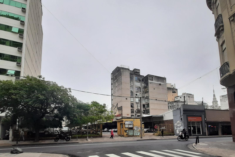 GRAN TERRENO. SALIDA 2 CALLES SAN LORENZO Y SANTA FE 900. Frente 22 mts. Superficie 1678 m2.