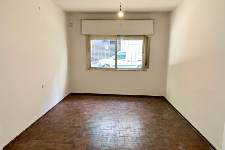 ATENCION. PLANTA BAJA. Jujuy - Paraguay. Cocina separada. Placares. Patio con lavadero.