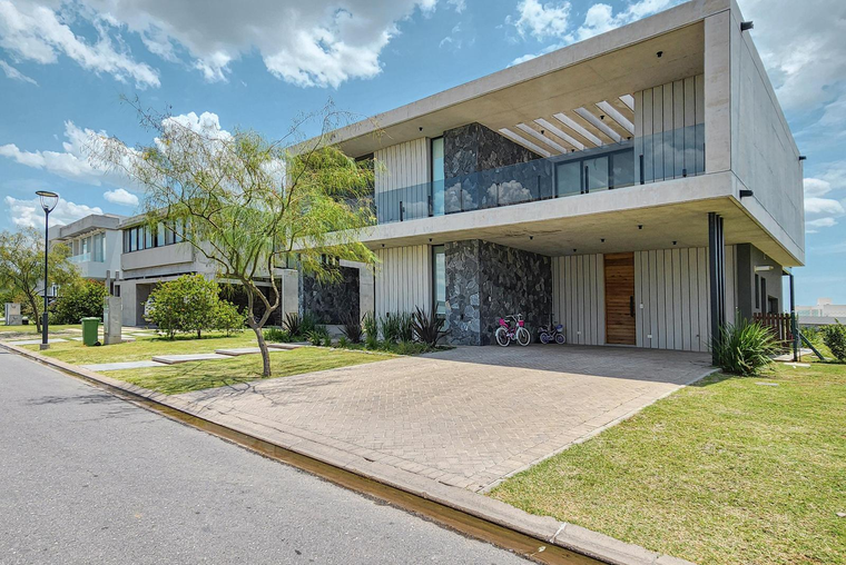 Casa de 3 dormitorios con pileta y losa radiante en Country Vida