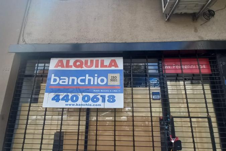 Av. Pellegrini 900. E/ San Martín y Maipú. Amplio salón vidriado. 55 m2. Baño. Persiana reja. Bueno.